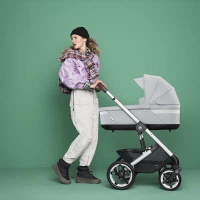 CYB_22_INT_TalosSLux_CampaignImage_KeyVisual_Cot_withModel_screen_standard CYB_22_INT_TalosSLux_CampaignImage_KeyVisual_Cot_withModel_screen_standard