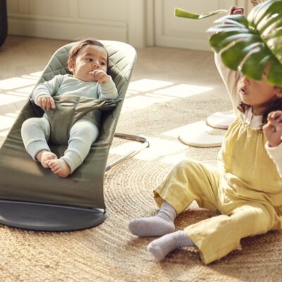 006046-bouncer-bliss-dark-green-woven-clasic-quilt-lifestyle-babybjorn-03