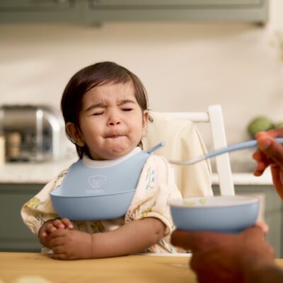 078002-baby-feeding-set-powder-blue-concept-babybjorn-03-1x1