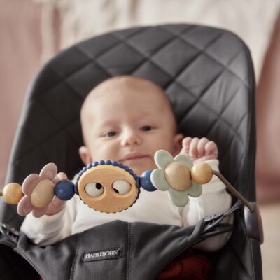 080510-googly-eyes-pastels-lifestyle-babybjorn-01