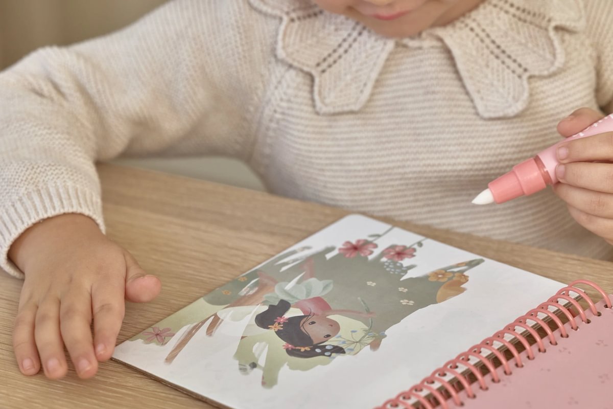 Little Dutch vízzel színező füzet - Rosa Fairy Garden - Image 11