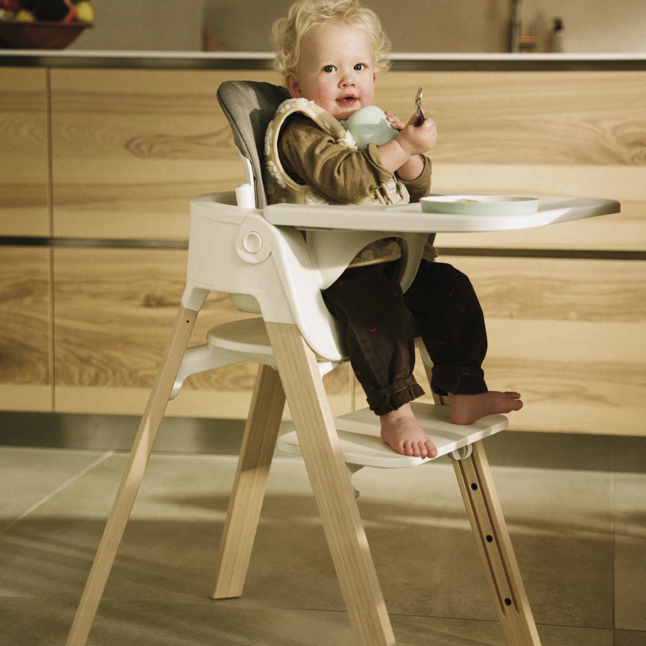 Stokke_Xleap Steps Lifestyle_NatWhi_AroundTheTable_251118-419_1-1_eCom