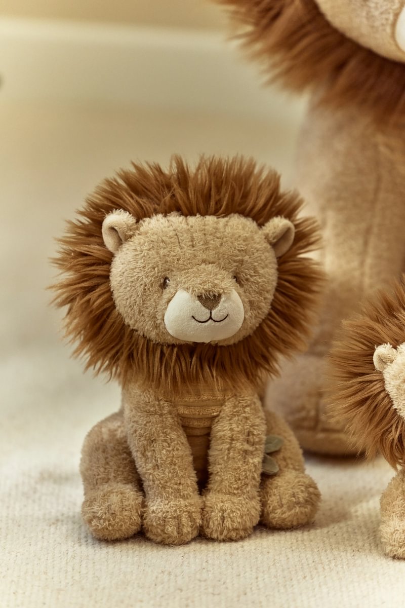 LD8359 Little Dutch plüss fiú oroszlán 17 cm -Safari Friends (1)