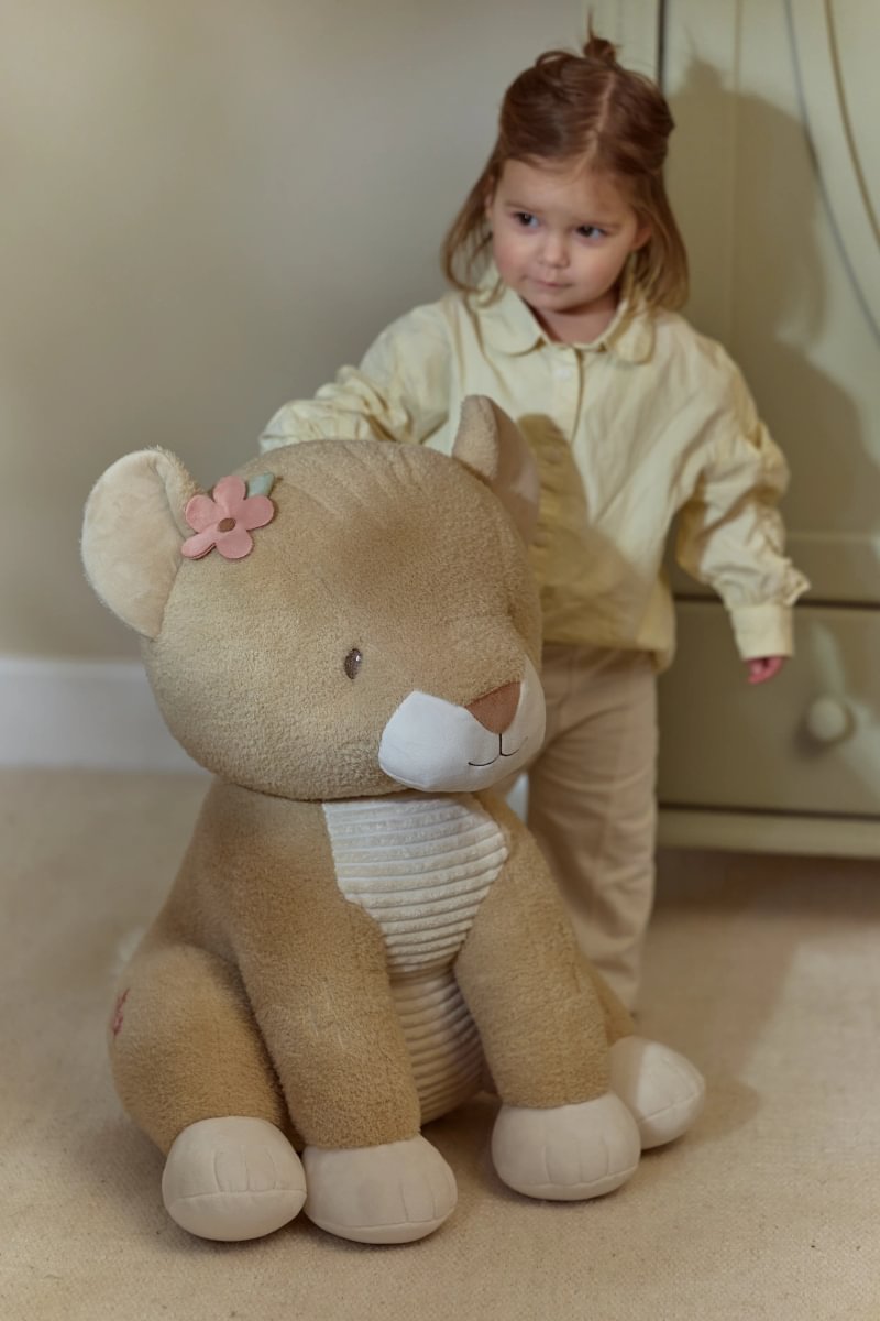 LD8379 Little Dutch plüss lány oroszlán 60 cm -Safari Friends (2)